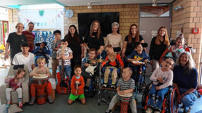 Die Schülerband der Wutach-Schule freut sich auf den Auftritt beim „Kinder für Kinder“-Konzert. Links hinten Florian Boger, rechts vorne ...