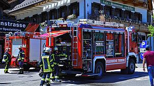 Viele Einsatzkräfte rücken aus, der gemeldete Dachstuhlbrand löst angesichts der jüngsten Brandkatastrophe in Villingen große Sorgen aus.