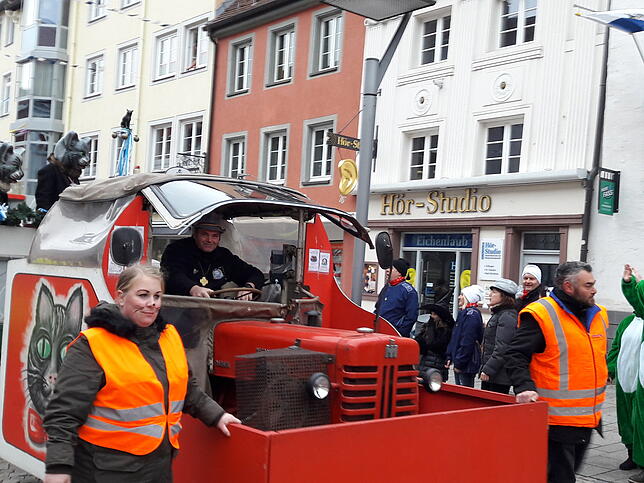 Was wäre der Fasnet ohne die vielen Helfer und vor allem Fahrer der Wagen, dieser hier hat sichtlich Spaß an seinem Job.