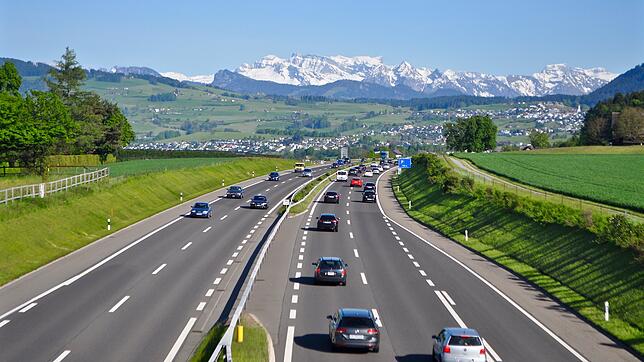 Bild : Mehr Härte gegen Raser: Warum die Schweizer Straßen zu den sichersten der Welt zählen