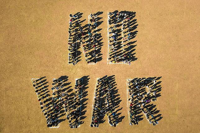 &bdquo;No war&ldquo; &ndash; dafür stehen die Gymnasiasten in passender Aufstellung.