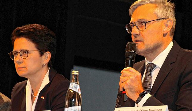 Souverän leitete Bürgermeister Marcus Ehm die schwierige Ratssitzung und Justizministerin Marion Gentges hörte aufmerksam zu, was Räte ...