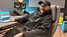 Yasin Amin im Studio, das er mit dem Multi-Media-Künstler Lupo im Konstanzer Industriegebiet betreibt. Hier sind die Songs seines neuen ...