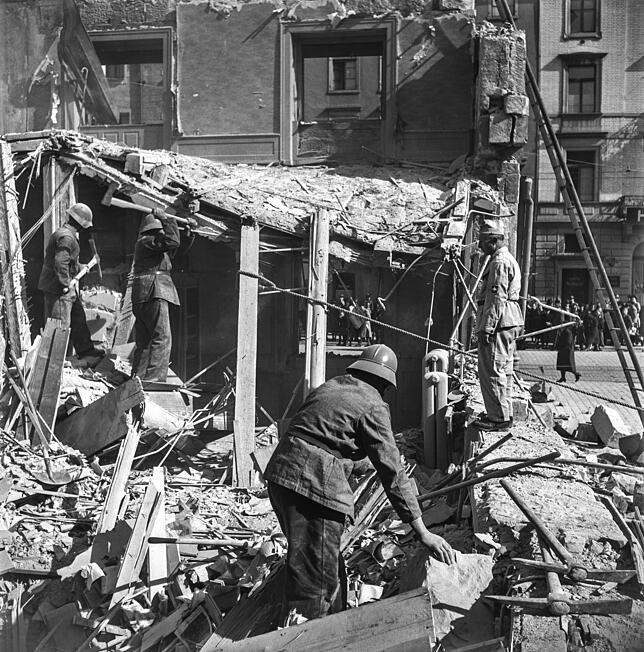 Aufräumarbeiten in den Trümmern des Bahnhofbüros von Schaffhausen. Hier kamen vier von insgesamt 40 Menschen in der Stadt ums Leben.