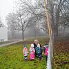 Kindergartenleiterin Birgit Hagg besucht mit Hanna, Marie, Tamo, Karla und Björn die Stelle, wo 2021 in Frickingen eine neue Krippe ...