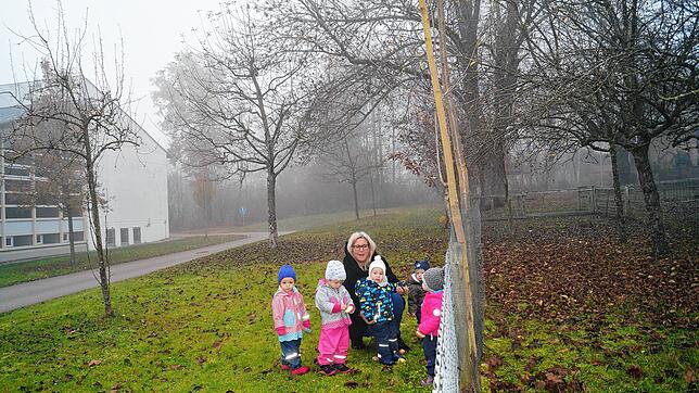 Kindergartenleiterin Birgit Hagg besucht mit Hanna, Marie, Tamo, Karla und Björn die Stelle, wo 2021 in Frickingen eine neue Krippe ...