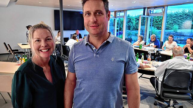 Siobhan O&lsquo;Connor (links) stellt dem Gemeinderat ihre Schulsozialarbeit für 292 Schüler in Gaienhofen vor. Rektor Marc Bosch sieht ...