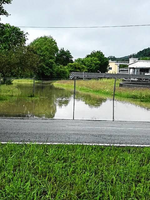 Zwischen Straße und der Kläranlage Stockacher Aach gibt es Überflutungen.