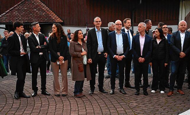 Neben Familie Alberti links warten unter anderem Volker Frede, Bürgermeister von Hagnau, Oliver Gortat, Bürgermeister von Sipplingen, ...