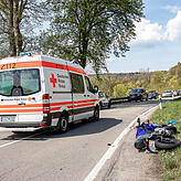 Im Donautal ist ein Motorradfahrer mit einem Auto kollidiert.