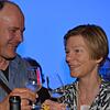 Winzer Manfred Aufricht stößt bei den "Weingesprächen" mit Moderatorin Christine Krämer an.