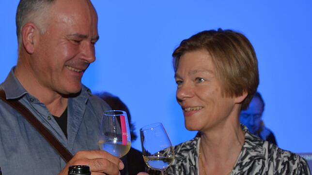 Winzer Manfred Aufricht stößt bei den "Weingesprächen" mit Moderatorin Christine Krämer an.