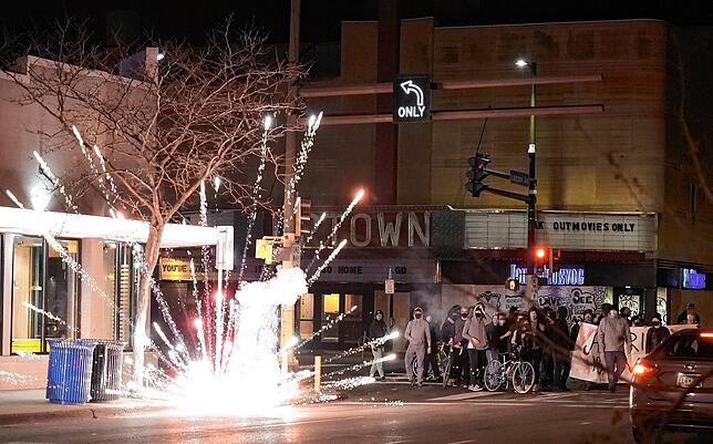 Aufgeheizte Stimmung bei Protesten in Minneapolis: Demonstranten zünden Feuerwerkskörper