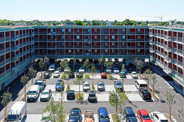 Unten parken, oben wohnen. Das Dante 2 genannte Gebäude steht über einem Parkplatz in München, die Fläche wird also doppelt genutzt.