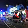 Viel Blaulicht und Ruß auf der Fassade: Der nächtliche Brand in einer Wohnung in Konstanz-Petershausen löst einen Großeinsatz von ...