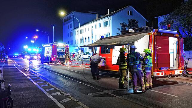 Viel Blaulicht und Ruß auf der Fassade: Der nächtliche Brand in einer Wohnung in Konstanz-Petershausen löst einen Großeinsatz von ...