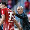 Auf geht&lsquo;s, Gregerl: Trainer Christian Streich (rechts) motiviert Michael Gregoritsch, der nach Verletzungspause einige Tore für ...