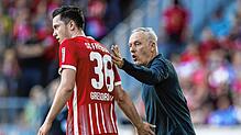 Auf geht&lsquo;s, Gregerl: Trainer Christian Streich (rechts) motiviert Michael Gregoritsch, der nach Verletzungspause einige Tore für ...