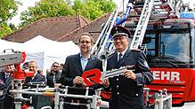 Bürgermeister Michael Klinger übergibt den symbolischen Schlüssel an Kommandant Stefan Kienzler. Bild: Christel Rossner