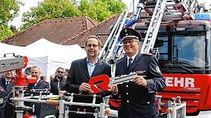 Bürgermeister Michael Klinger übergibt den symbolischen Schlüssel an Kommandant Stefan Kienzler. Bild: Christel Rossner