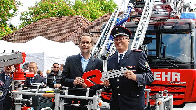 Bürgermeister Michael Klinger übergibt den symbolischen Schlüssel an Kommandant Stefan Kienzler. Bild: Christel Rossner