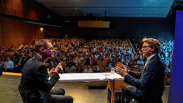 VS-Forum zum Thema „Fake News“. Hier im Bild sind Stefan Lutz und Social-Media-Experte Andre Wolf.