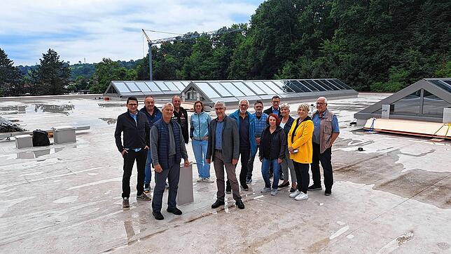 Begehung Seebodenhalle (von links im Bild: Matthias Jehle, Stefan Tussing, Architekt Reiner Wenk, Kurt Wenk, Claudia Arnold, ...