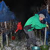 Winzer Lorenz Keller schneidet Trauben für seinen Eiswein ab.Bild: privat