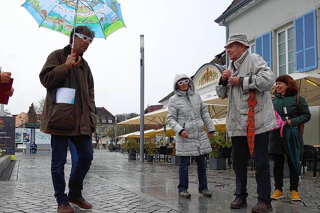 Um nachvollziehen zu können, wie barrierefrei die Innenstadt ist, testeten einige Teilnehmer Brillen, die die Sehkraft einschränken.