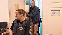 Der angeklagte Geldabholer betritt den Gerichtssaal in Handschellen und Ketten. Er verbrachte mehr als fünf Monate in Untersuchungshaft.