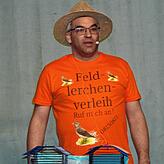 Feldlerchenzüchter Michael Walz hält einen humoristischen Vortrag.