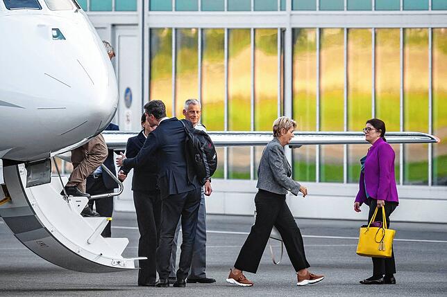 Präsidentin Karin Keller-Sutter (Mitte) steigt nach der Rückkehr aus Washington auf dem Flughafen Belp bei Bern aus dem Flugzeug.