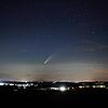 Vom Fürstenberg aus hat man beste Sicht in Richtung Norden.  Komet Neowise ist ab etwa 23 Uhr bereits mit bloßem Auge zu sehen. Für ...