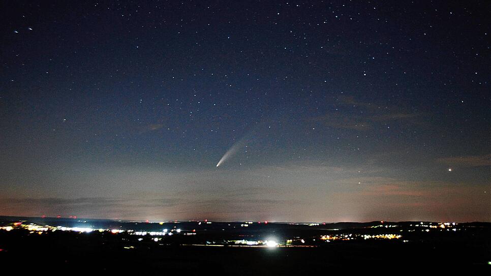Vom Fürstenberg aus hat man beste Sicht in Richtung Norden. Komet Neowise ist ab etwa 23 Uhr bereits mit bloßem Auge zu sehen. Für ...