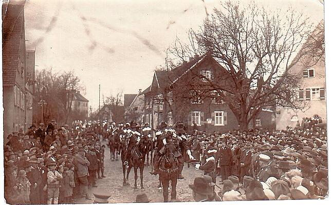 Im Jahr 1856 wurde in Pfullendorf das Fasnetspiel „Wallensteins Lager“ augefüht vermutlich 1928 zogen die ...