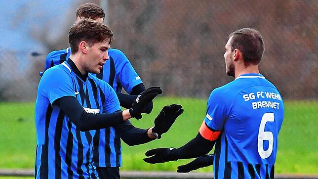 Gut gemacht: Jan Steininger (links) wird von Kapitän Fabian Schmidt für den Doppelschlag beim 5:2-Sieg der SG Wehr/Brennet gegen die U23 ...