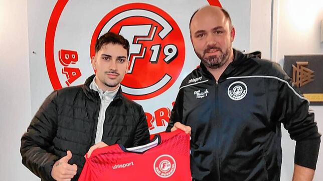 FC Bad Dürrheims fünfter Neuzugang Victor Arance Martins (links) und Vereins-Chef Benjamin Wildgruber.