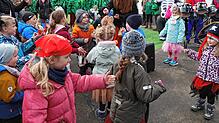 Stolz sangen die Kinder des Kindergartens nach ihrer Befreiung mit ihrer Leiterin Melanie Mayer den Narren ein Lied.