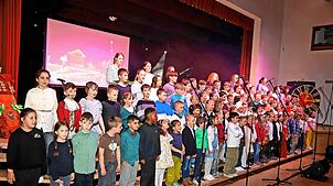 Am Ende singen Schüler und Lehrerinnen das von Silvia Schöne selbst geschriebenes Loblied auf das Dorf. Foto: Hans-Jürgen Kommert