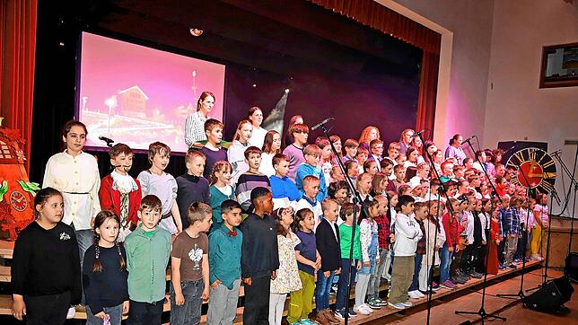 Am Ende singen Schüler und Lehrerinnen das von Silvia Schöne selbst geschriebenes Loblied auf das Dorf. Foto: Hans-Jürgen Kommert