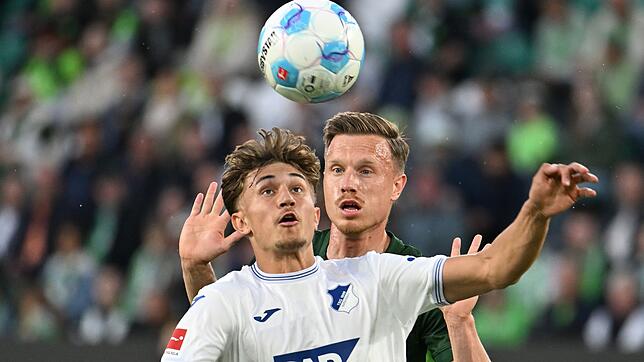 Hoffenheims Tom Bischof (l) und Wolfsburgs Yannick Gerhardt.im Zweikampf.