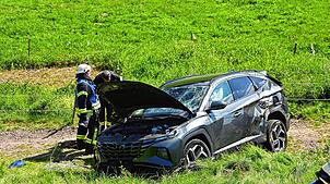 Vier Personen wurden zum Teil schwer verletzt, als sie mit dem Auto auf der Linachstraße von der Fahrbahn abkamen und eine Böschung ...