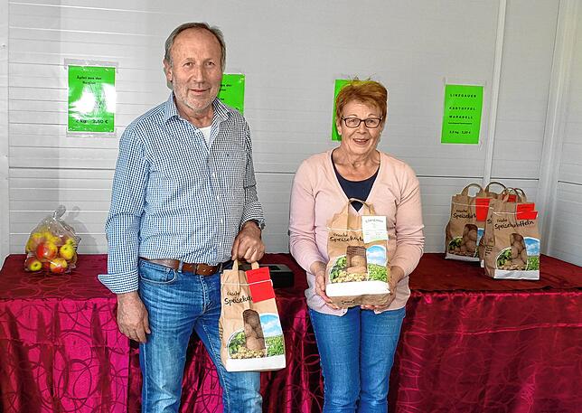 Klaus und Doris Leibinger bereichern das Angebot mit hofeigenen Kartoffeln. Sie haben auch den Stellplatz für den Verkaufscontainer zur ...