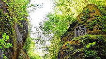 Am unteren und momentan gesperrten Eingang zur Marienschlucht befindet sich am Felsen oben rechts eine Marienfigur mit Kind. Dieses ...