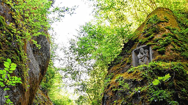 Am unteren und momentan gesperrten Eingang zur Marienschlucht befindet sich am Felsen oben rechts eine Marienfigur mit Kind. Dieses ...