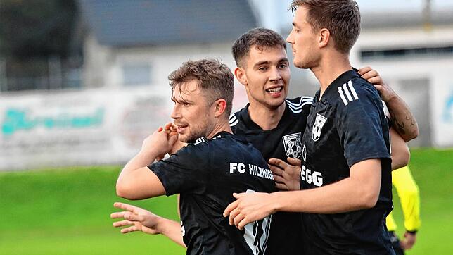 Jubel nach dem Schlusspfiff: Die Hilzinger Spieler feiern den 2:1-Erfolg gegen den SC Markdorf. Mehr Bilder gibt es in unserer ...