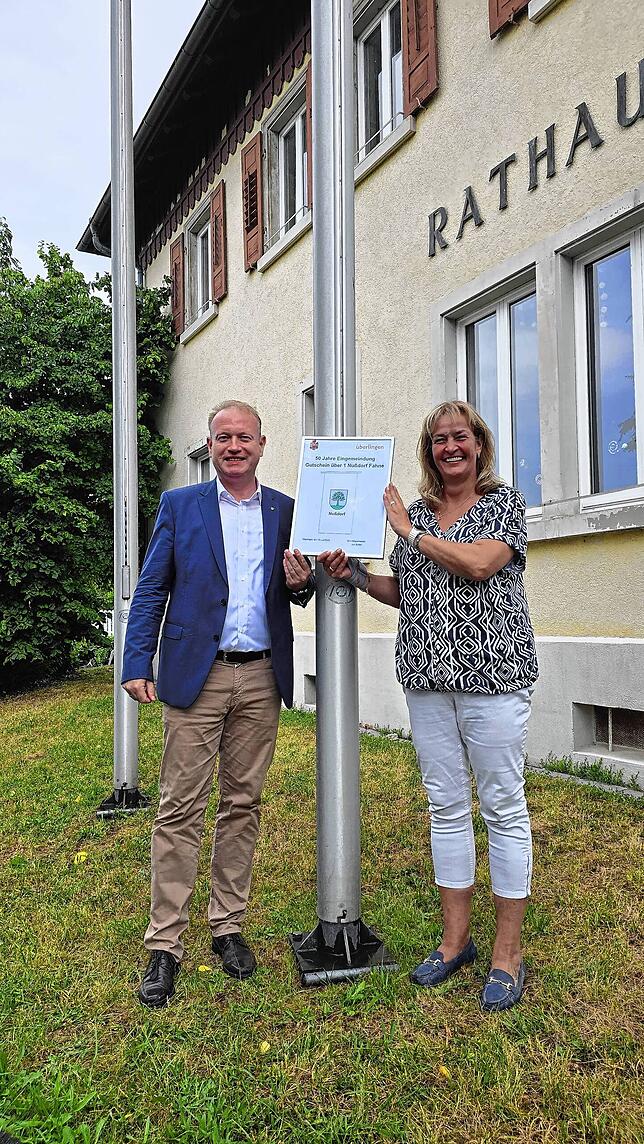 OB Jan Zeitler überreichte Anja Kretz einen symbolischen Gutschein für eine Nußdorfer Fahne.