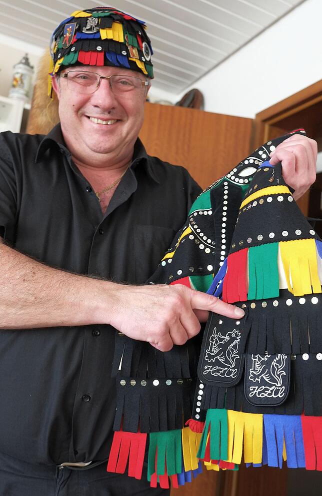 Narrenmutter Wolfgang Lechler zeigt stolz sein Häs, das er 1982 gekauft hat. Mittlerweile trägt es sein Sohn Martin – deshalb auch die ...