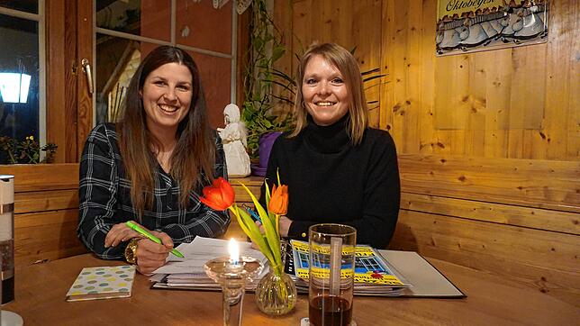 Das Frühlingsfest steht vor der Tür (von links): Katja Hauber und die Vorsitzende Victoria Gerspach vom Gewerbeverein Herrischried ...