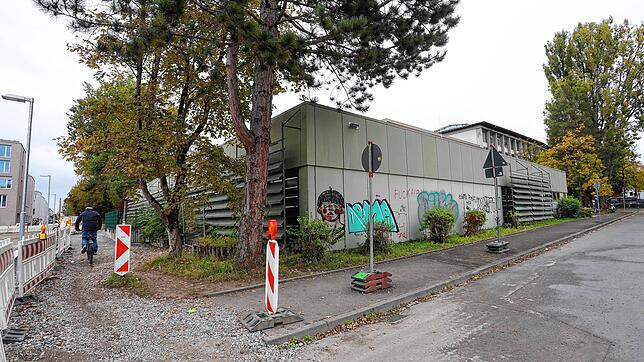 Auch die alte Zeppelinhalle hat kein langes Leben mehr. Erst in sechs Jahren soll sie den Planungen zufolge wieder stehen.